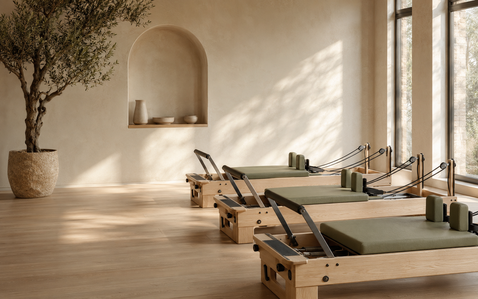 Doğal ışık alan, sakin renklerle tasarlanmış reformer pilates stüdyosu